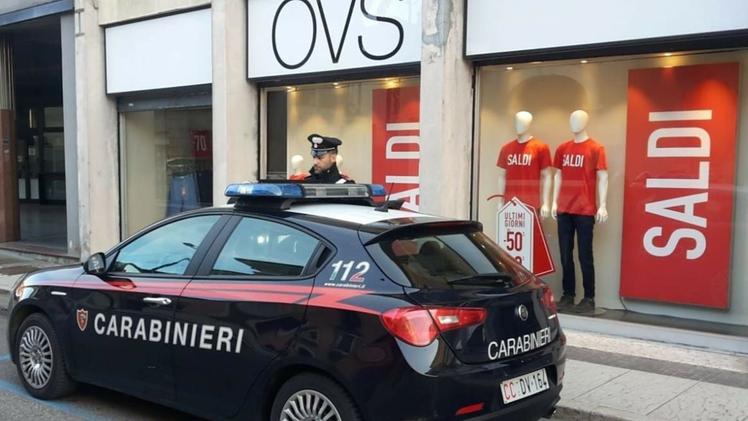 I carabinieri di Legnago intervenuti all’«OVS» di via Bezzecca