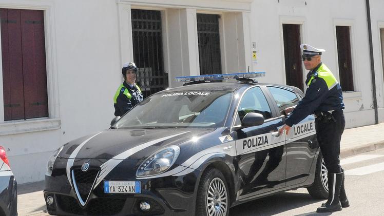 La polizia locale dell’Unione Adige Guà che ha fermato il giovane