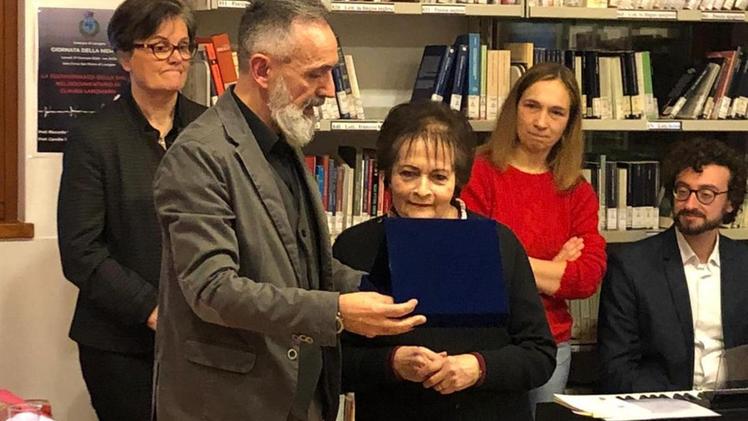 Marco Padovani consegna una targa a Valeria Parisi