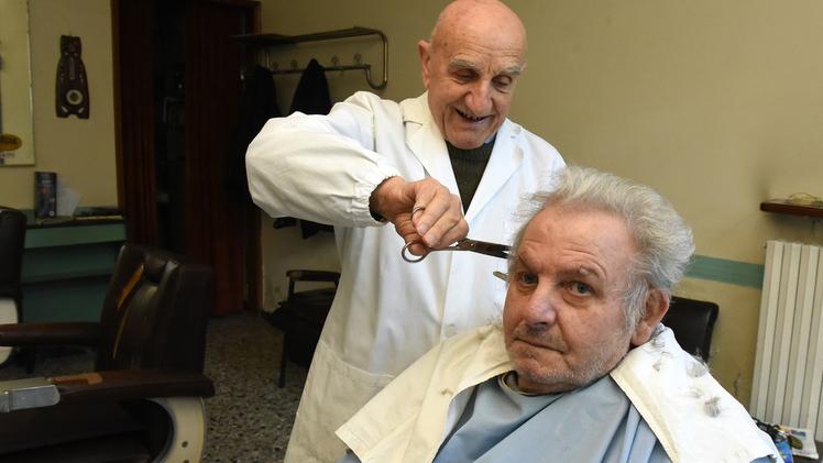 Il barbiere Fausto Rossi serve uno degli ultimi clienti DIENNEFOTO