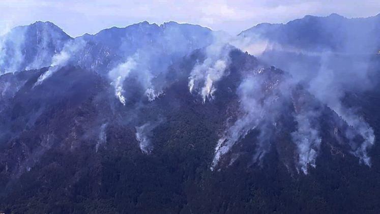 L’incendio nei boschi  sopra l’isola di Tremosine nel Bresciano del 17 agosto 2018 che così tanta preoccupazione aveva dato anche nell’Alto lago Veronese