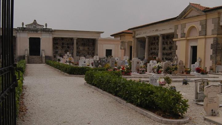Il cimitero di Buttapietra dove ieri i parenti non hanno trovato nessuno ad attendere la salma