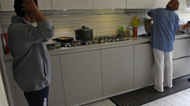 Due ospiti di Casa Iride nella cucina dell’appartamento di Lugagnano gestito da Spazio Aperto