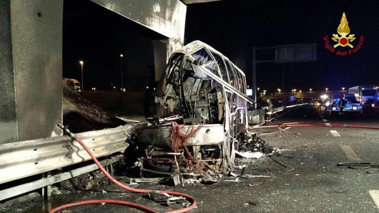Il bus ungherese distrutto dopo l'incidente sulla A4