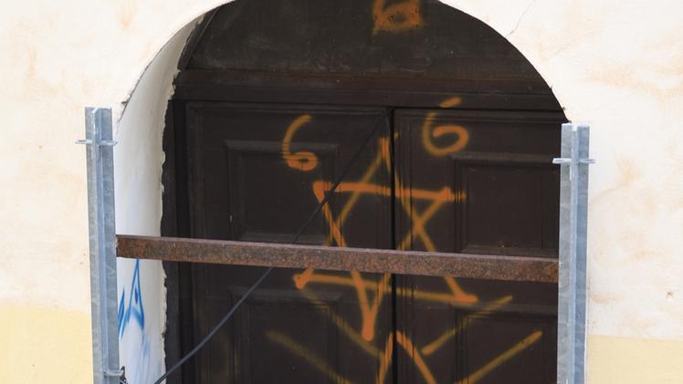 I vetri della chiesa danneggiati dai vandali FOTO PECORAI tre 6, simbolo del diavolo, disegnati su una porticina