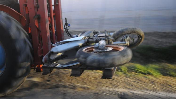 La moto accidentata del giovane di Ronco (Diennefoto)