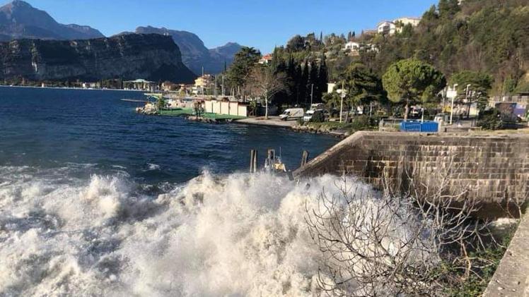 Scolmatore aperto: l’acqua dell’Adige viene immessa nel lago di Garda