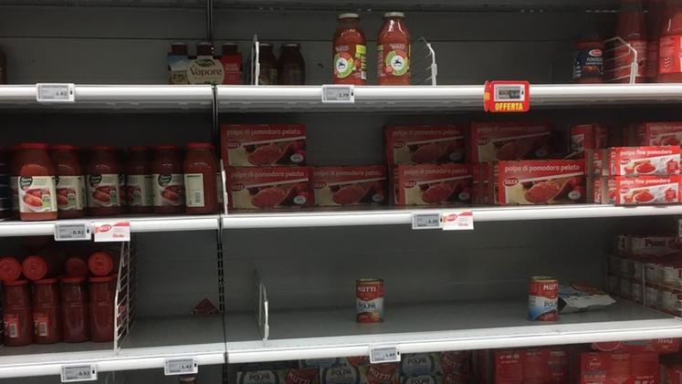 Gli scaffali di un supermercato veronese (foto Amortegui)