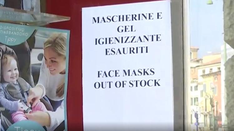 Il cartello sulla porta di una farmacia a Verona