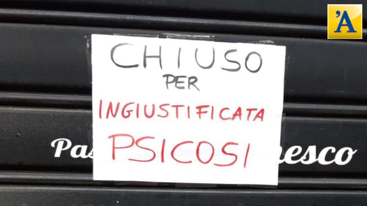 Il cartello della Pasticceria Camesco (foto Gattamelata)