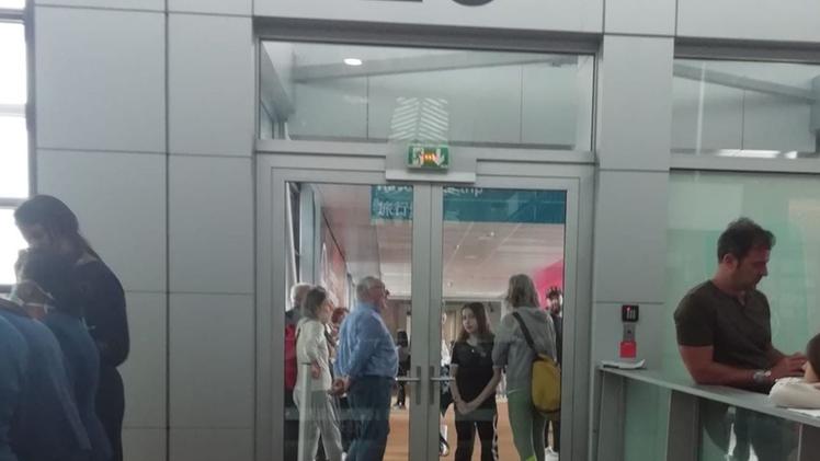 La foto degli italiani all’aeroporto a Mauritius