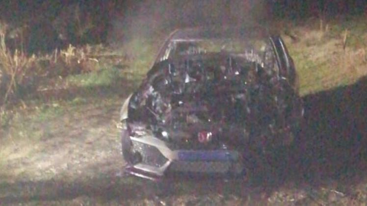 La carcassa della Honda Civic incendiata nelle campagne di Palesella