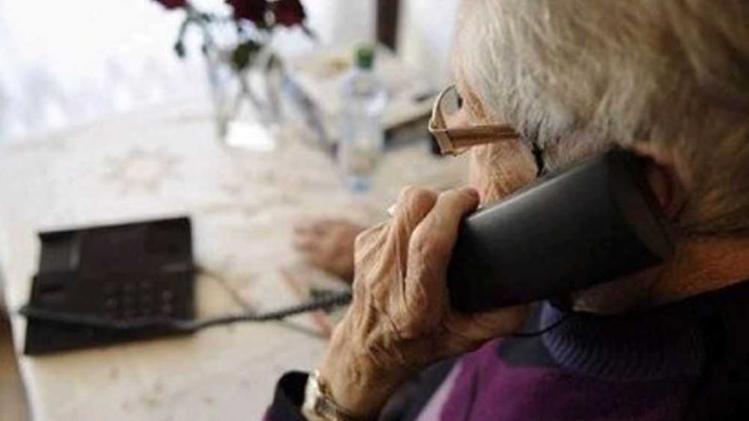 Un'anziana al telefono. Attenti alla truffa del tampone