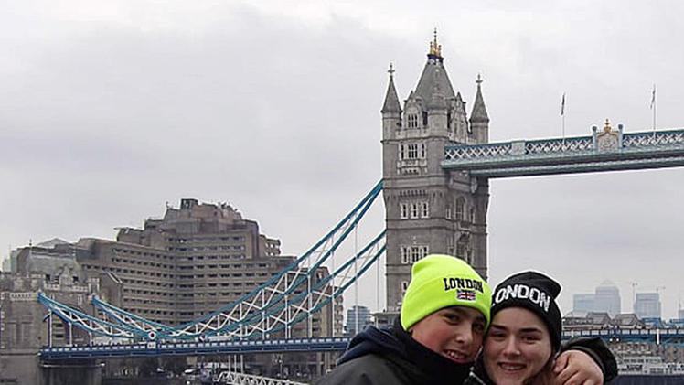 Beatrice Ledda con il fratello Leonardo a Londra