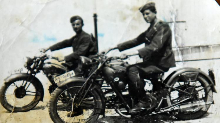 Traverso con i figli Claudio e Silvano nella sua casa di Ronco DIENNETraverso durante il servizio come motociclista nella Celere