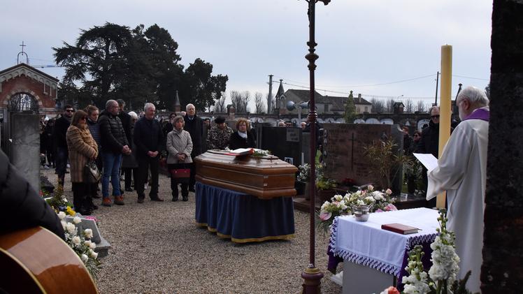 Camposanto gremito per l’addio a Sara Pavan DIENNEFOTOIl rito funebre celebrato nel cimitero del capoluogo