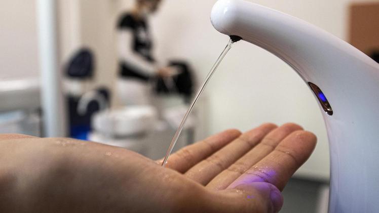 Un igienizzante:  lavare le mani è la prima regola di prevenzione di infezioni