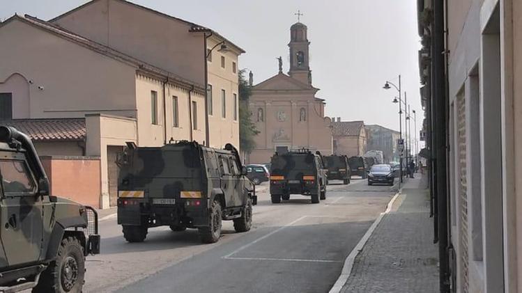 Militari per le strade di Veronella