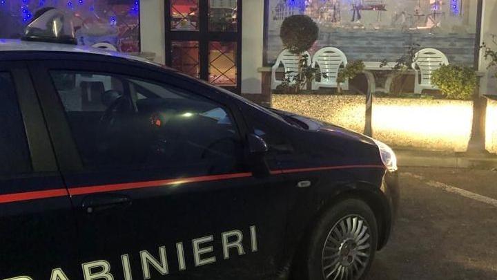 I carabinieri davanti allo «Snack bar» di Menà dove sono state riscontrate violazioni al decreto