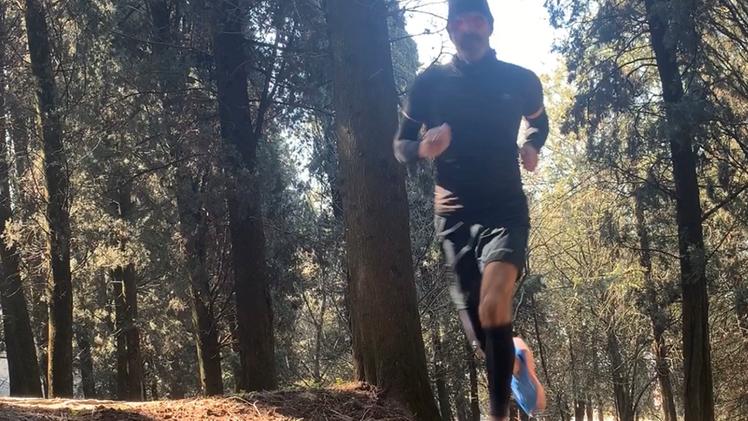 Un runner che corre in collina