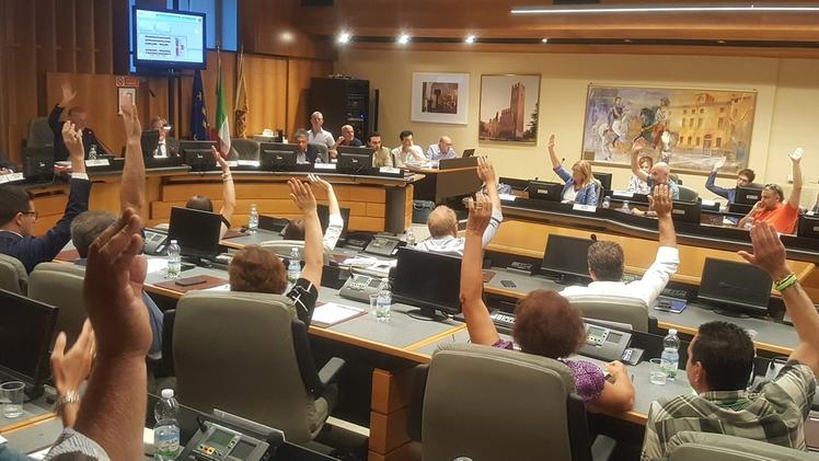 Una votazione durante il Consiglio comunale di Villafranca