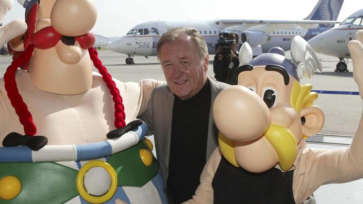 Albert Uderzo con due pupazzi di Obelix e Asterix
