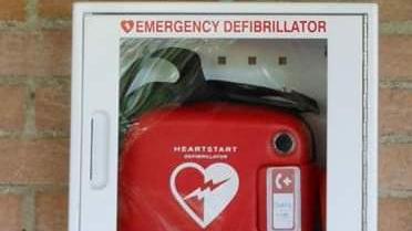 Un modello di defibrillatore