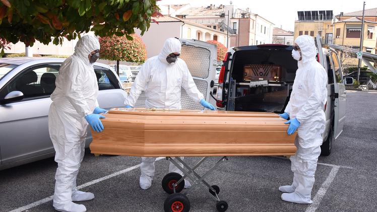 Gli addetti delle pompe funebri trasportano la salma di uno degli anziani morti in casa di riposo DIENNEL’ingresso di Villa Garda