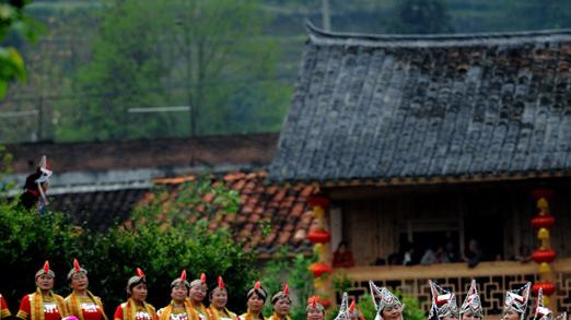 Festa in costume nella regione montana cinese di Jingning