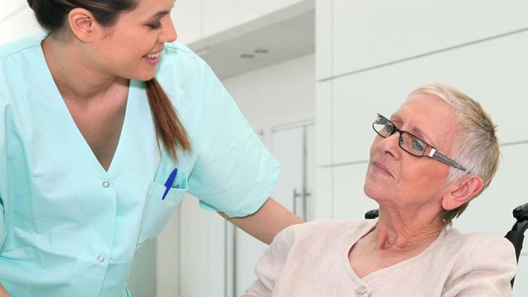 Un’infermiera assiste una donna: a Montecchia servizi alla persona  