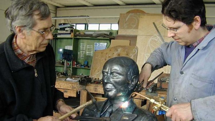 Mario Bonamini con il figlio Marco mentre lavorano al busto di Fermo Sisto Zerbato