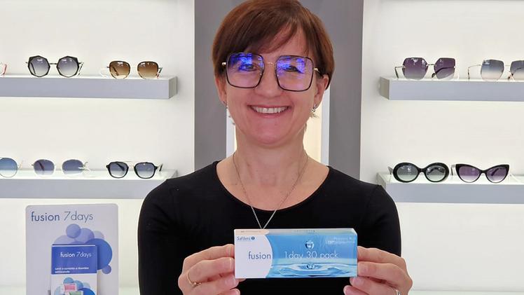 Cinzia Merotto con le lenti che si possono ricevere gratis DIENNEFOTO