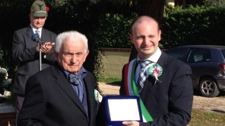 Luigi Lippa premiato dal sindaco Roberto Gazzani