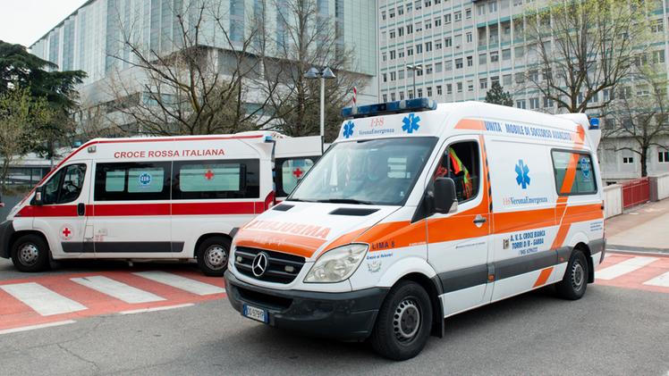 Ambulanze in servizio davanti all’ospedale di Borgo Roma
