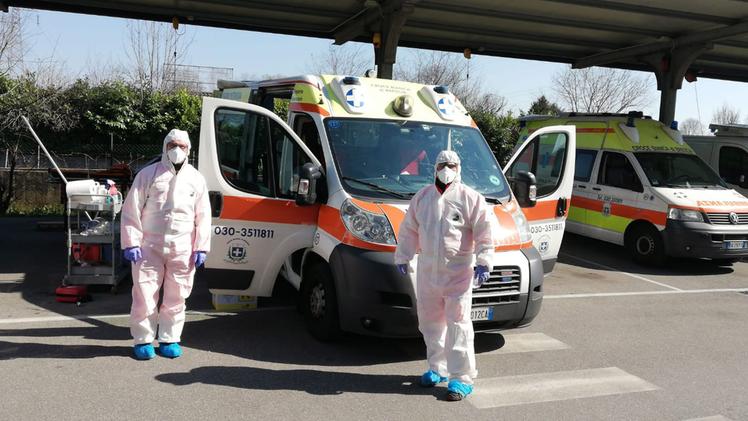 L’equipaggio di un’ambulanza attrezzato per soccorrere pazienti malati di coronavirus