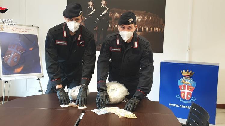 I Carabinieri con la droga e i soldi sequestrati in stazione