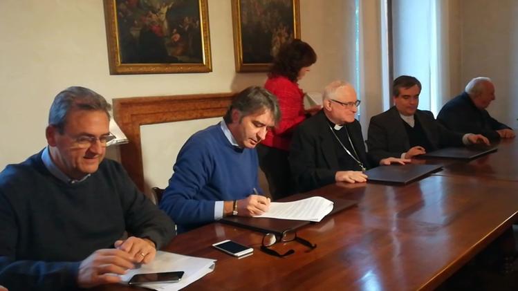 La firma del protocollo tra Comune e Curia, lo scorso novembre