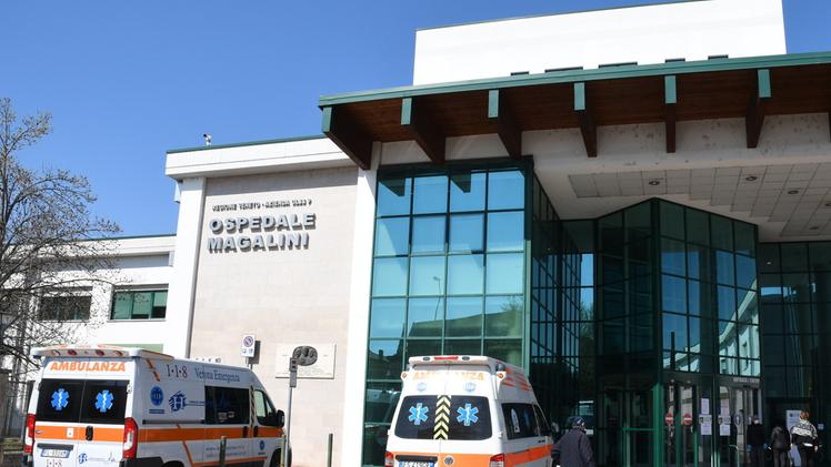 Ambulanze davanti all’ospedale Magalini in questo periodo di emergenza