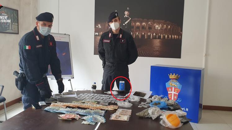 La droga e i contanti sequestrati dai carabinieri