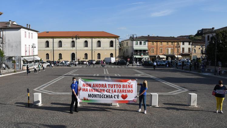La protesta dei commercianti in piazza Umberto I a Montecchia  FOTOSERVIZIO LUIGI PECORA