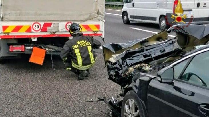 Il camion e l'auto coinvolti nell'incidente in A4