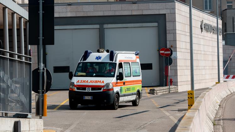 Un'ambulanza al pronto soccorso dell'ospedale di Borgo Trento