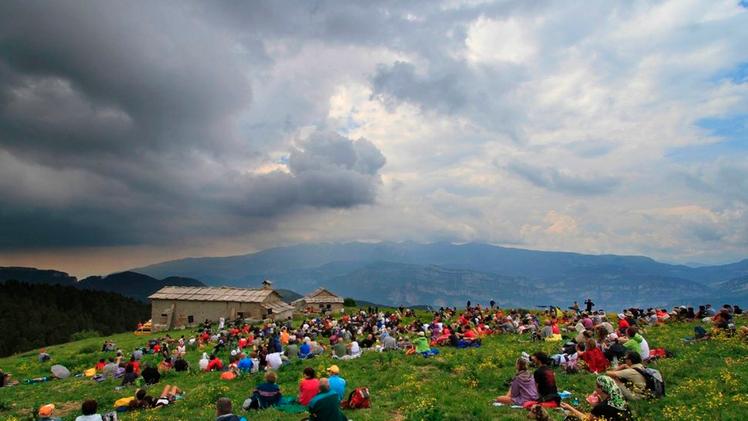 Turisti e appassionati della montagna a Bosco Chiesanuova per un concerto 