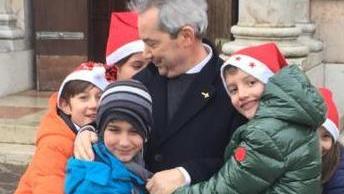 Papa Francesco ha chiamato il parroco di Trevenzuolo, provato dalla malattiaDon Alberto Antonioli circondato dai suoi ragazzi