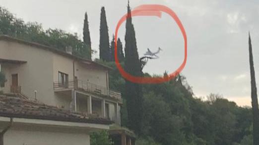 L'aereo russo passato basso sulle case della città