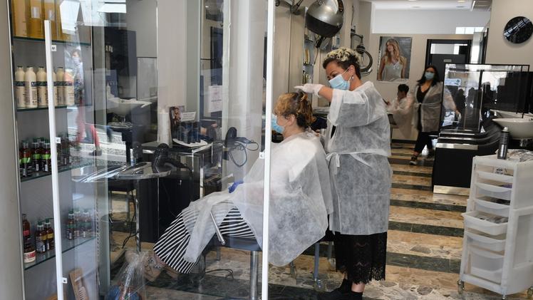 Clienti seduti al bar:  su corso Vittorio Emanuele a Villafranca torna la vita FOTO PECORAPlexiglass e mascherine, la nuova normalità in un salone di parrucchierePronti a fare acquisti nei negozi di abbigliamento DIENNEFOTO