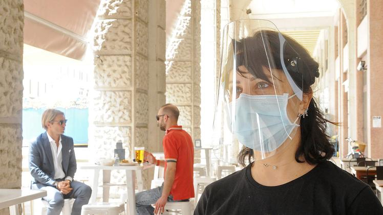 A Legnago i clienti si servono con mascherina e visiera protettiva