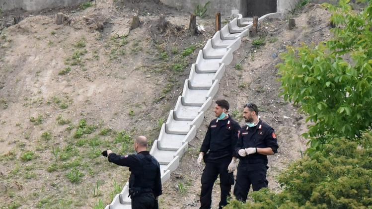 Carabinieri impegnati nella ricerca del coltello a San Pietro 	DIENNE