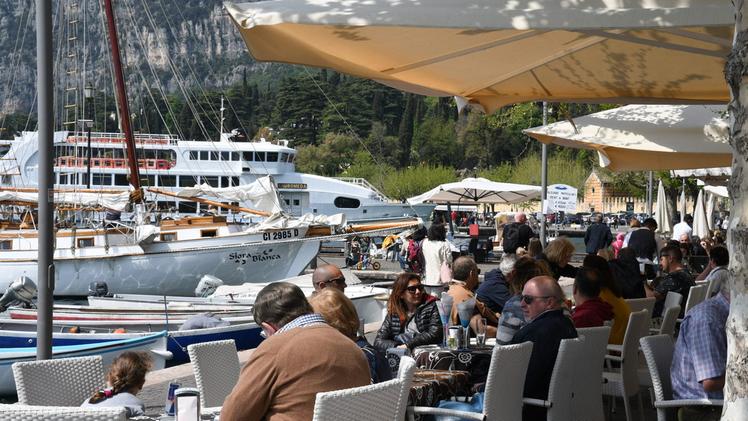 Turisti sul lago di Garda: ogni anno si registravano 13,1 milioni di presenze