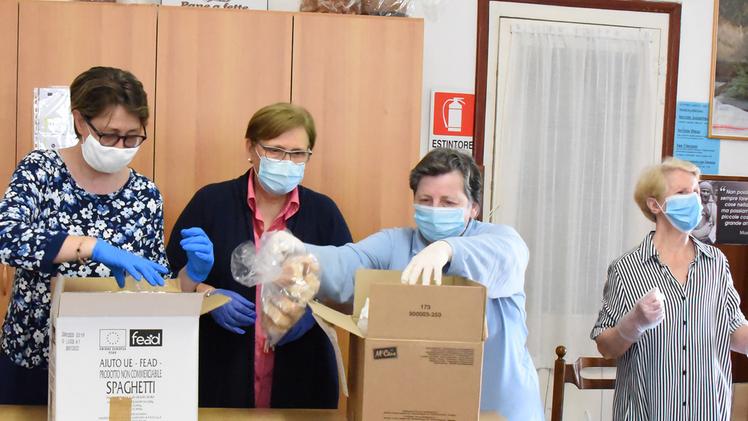 Volontarie Caritas preparano pacchi di alimenti da inviare ai più bisognosi DIENNE FOTOL’arrivo di beni di prima necessità alla Caritas di via San Paolo X a Zevio